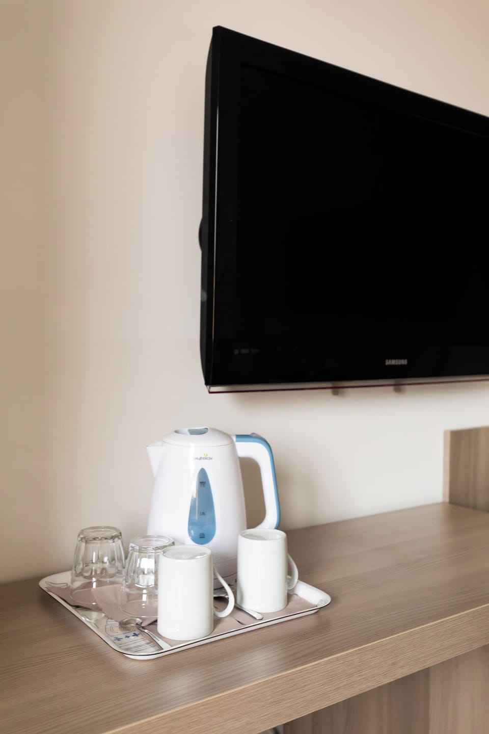 Minibar, in-room safe, desk, WiFi (free)
