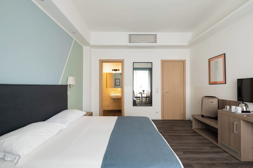 Minibar, in-room safe, individually decorated, individually furnished
