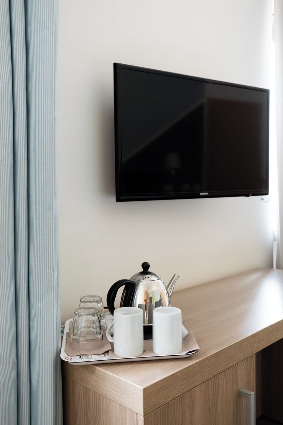 Triple Room | Minibar, in-room safe, individually decorated, individually furnished