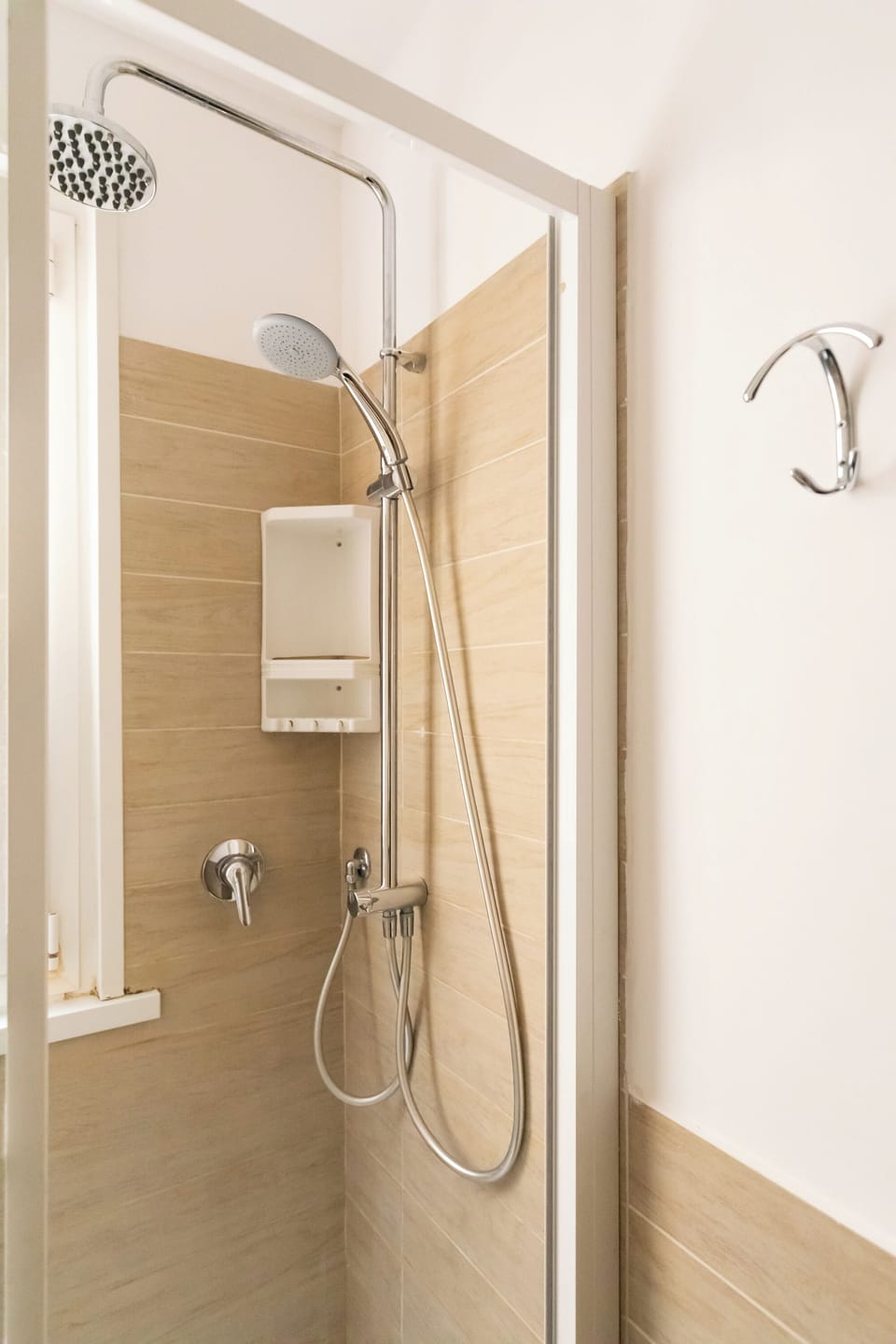 Triple Room | Bathroom | Shower, free toiletries, hair dryer, bidet