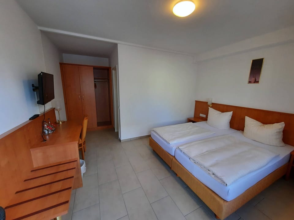 Comfort Double Room | Living area | 32-inch flat-screen TV with digital channels, TV