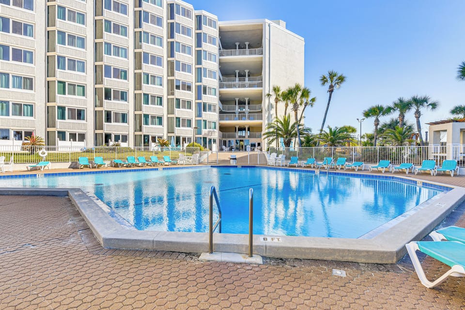 Community Amenities | Outdoor Pool & Hot Tub