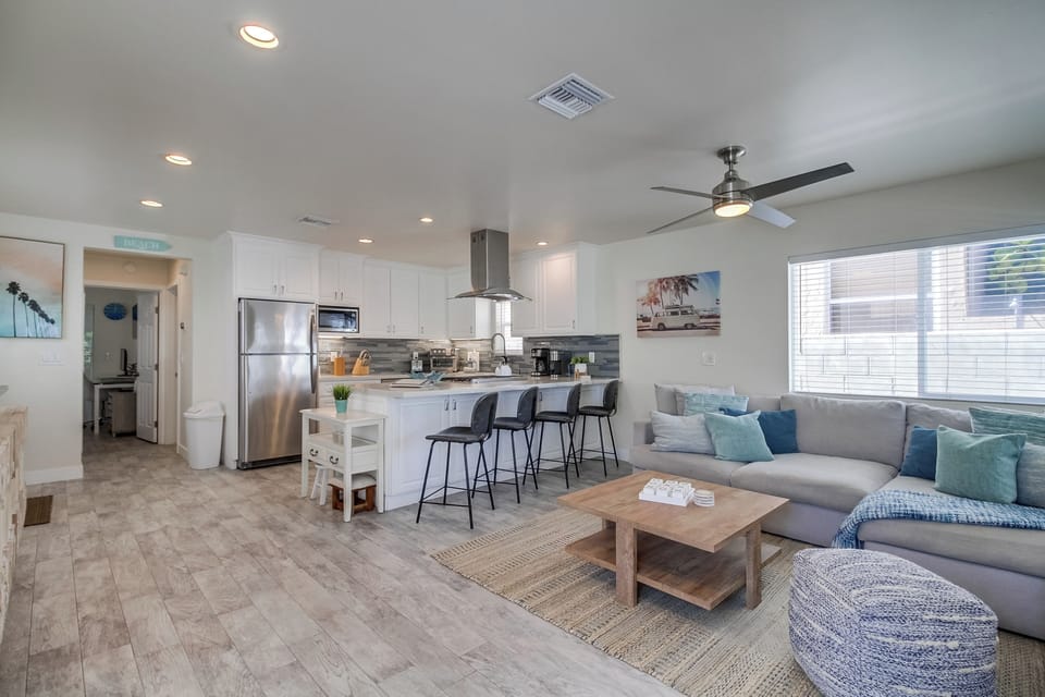 Entry to living room/dining/kitchen
