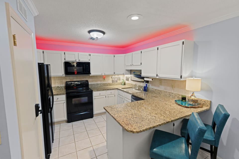 Kitchen: Fully stocked! spices, coffees, teas, oils, vinegars, syrups, condiment