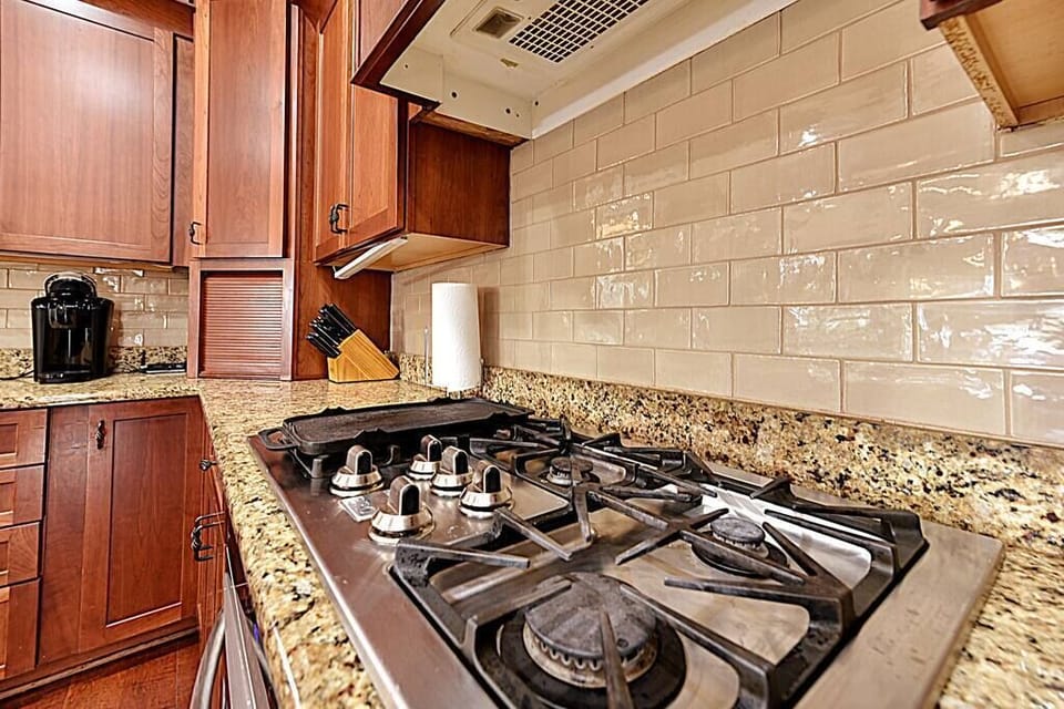 5 burner Gas Range Custom Kitchen