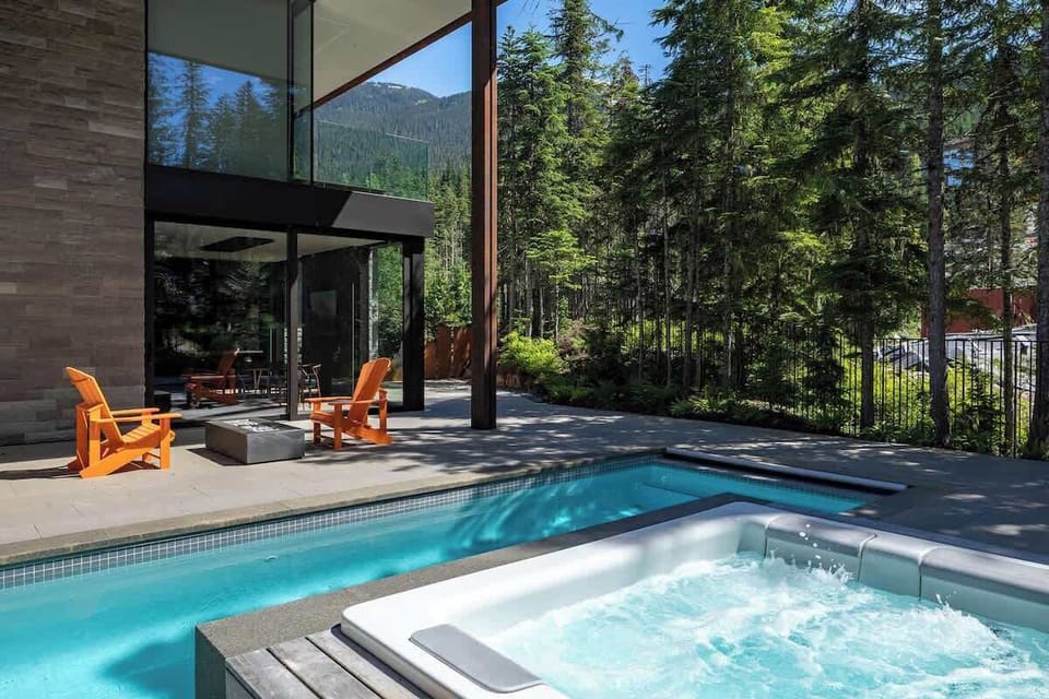 - Outdoor spa and pool framed by tall forest trees  
- Tranquil mountain setting ideal for rest and rejuvenation  
- Refreshing escape surrounded by pristine nature  