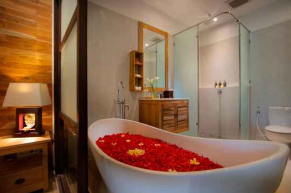  Deluxe Suite with Jungle view | Bathroom | Separate tub and shower, rainfall showerhead, hair dryer, bidet
