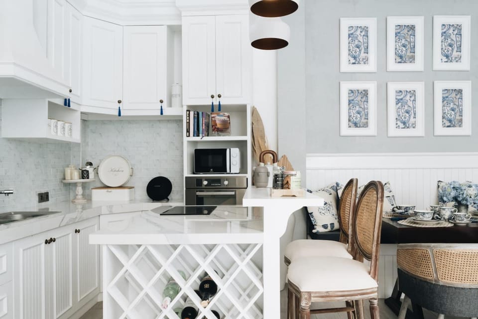 Fridge, coffee/tea maker, electric kettle, highchair