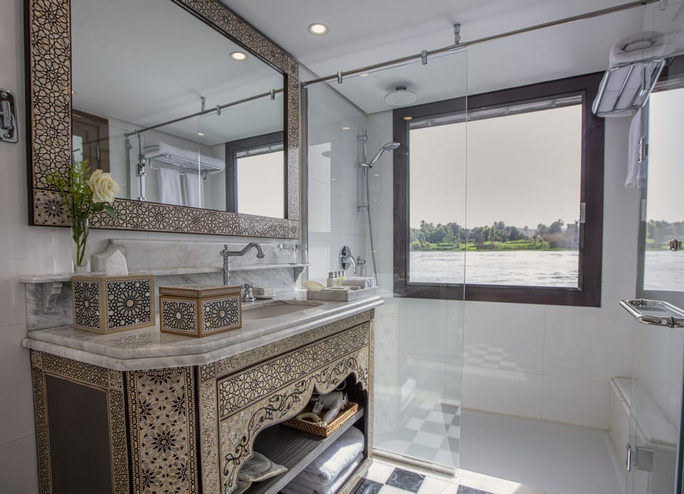 Suite | Bathroom | Shower, free toiletries, slippers, towels