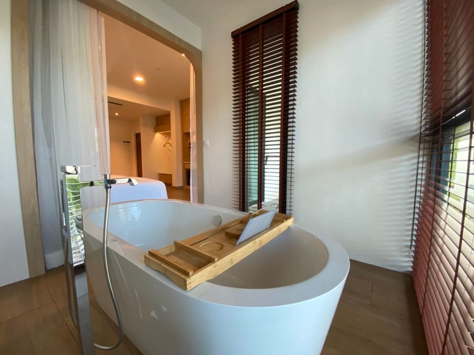 Premier Room, Bathtub | Premium bedding, pillowtop beds, minibar, in-room safe
