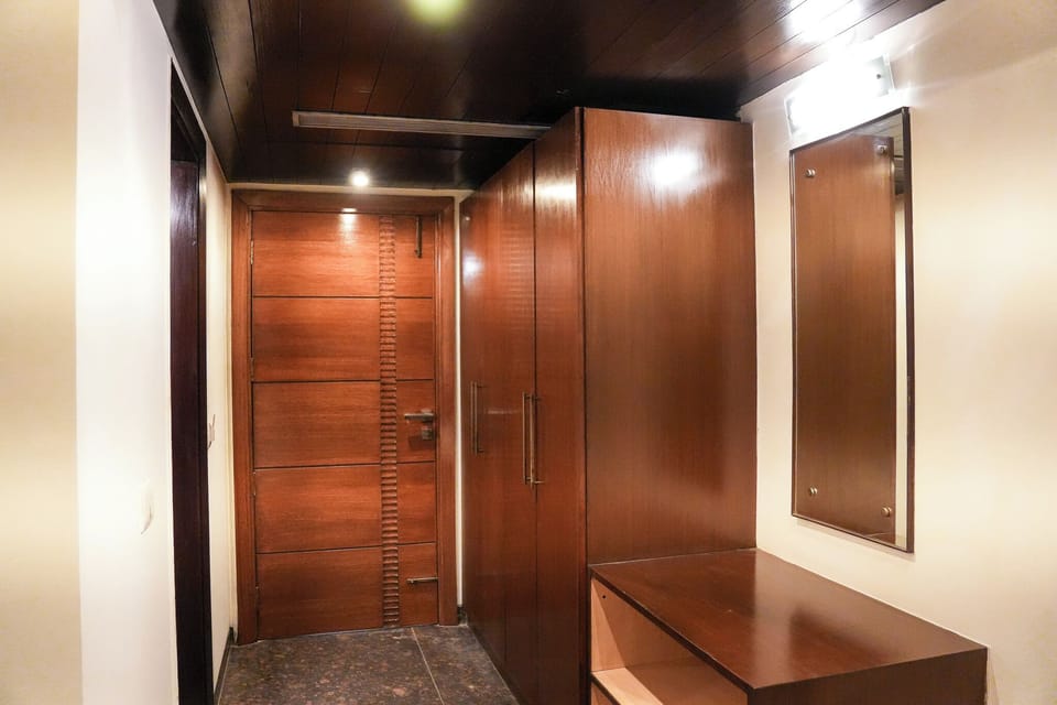 Studio | In-room safe, desk, laptop workspace, blackout drapes