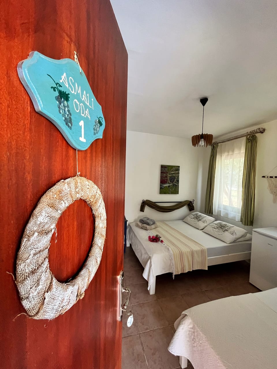 Standard Triple Room | Minibar, bed sheets