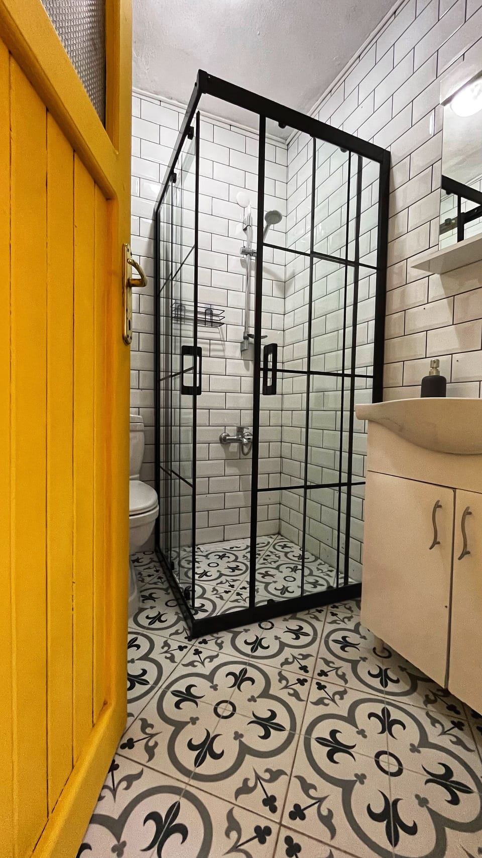 Standard Triple Room | Bathroom | Shower, hair dryer, towels