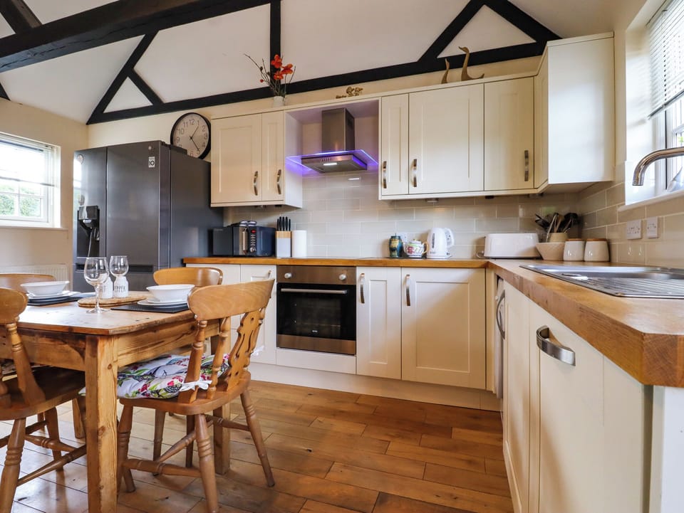 Cottage | Private kitchen | Fridge, microwave, dishwasher, electric kettle