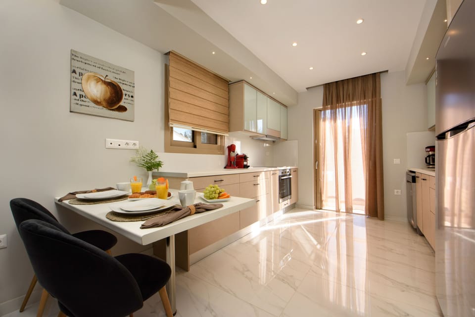 Full-size fridge, microwave, oven, stovetop