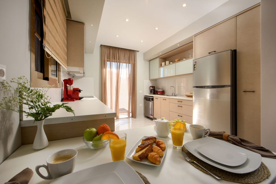 Full-size fridge, microwave, oven, stovetop