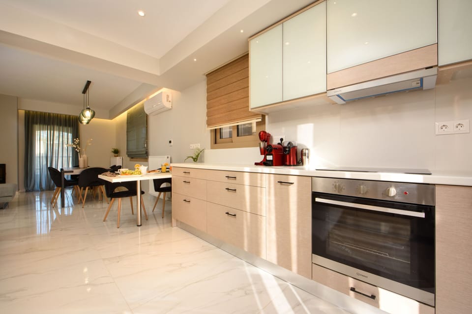 Full-size fridge, microwave, oven, stovetop