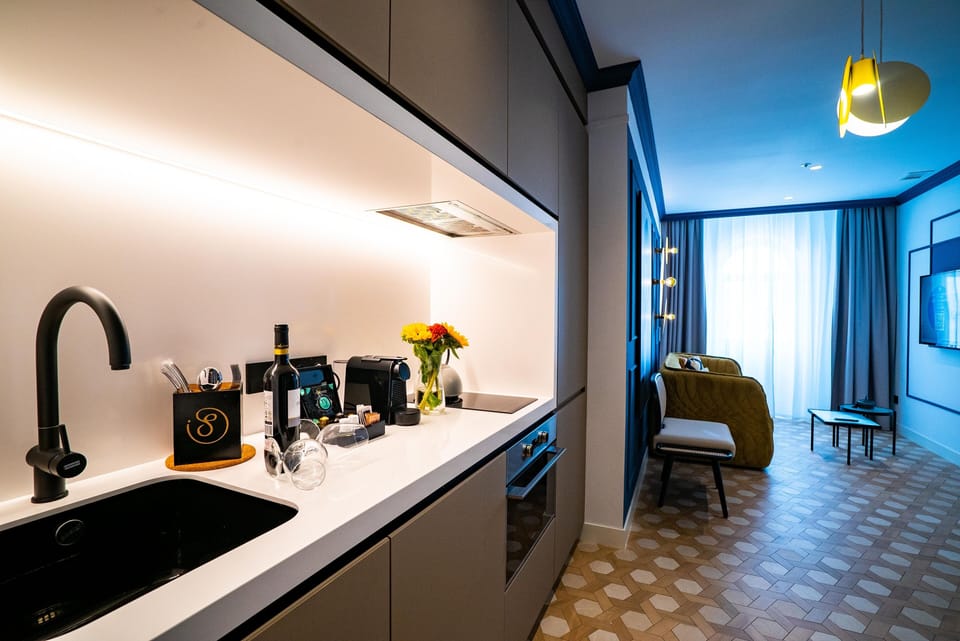 Apartment, 2 Bedrooms (6 people) | Private kitchen | Fridge, microwave, oven, stovetop