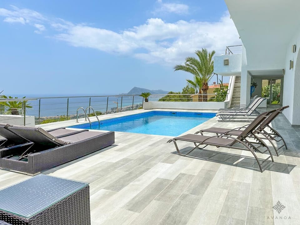 Terrace with swimming pool, with furniture to relax and sunbathe while enjoying the wonderful views.