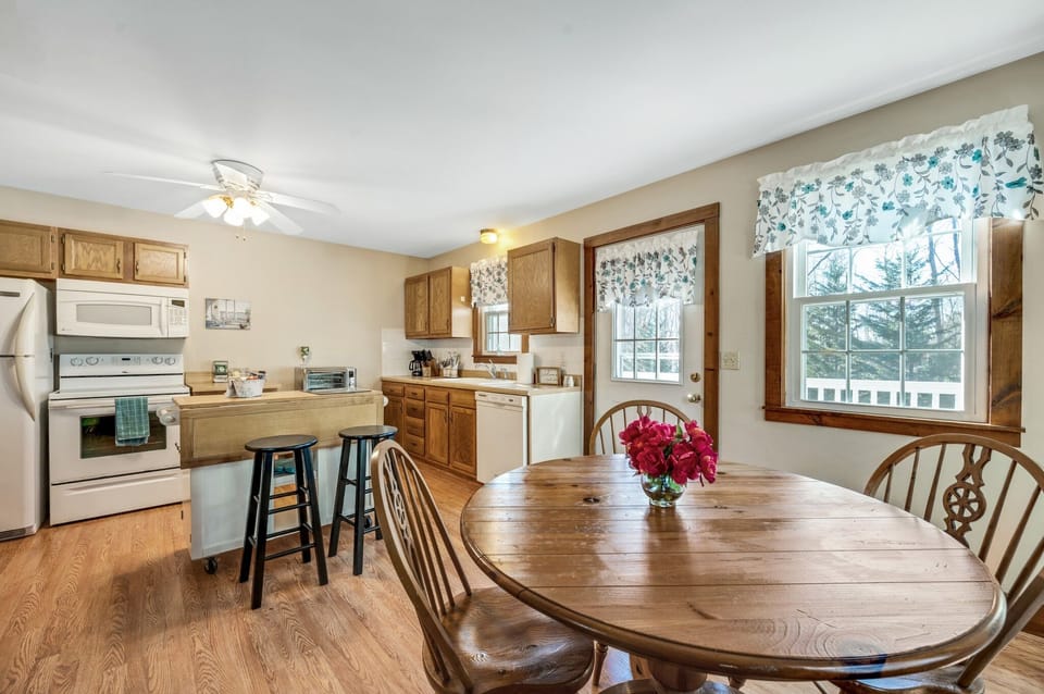 Bungalow, 1 Bedroom | Private kitchen | Fridge, oven, coffee/tea maker, toaster
