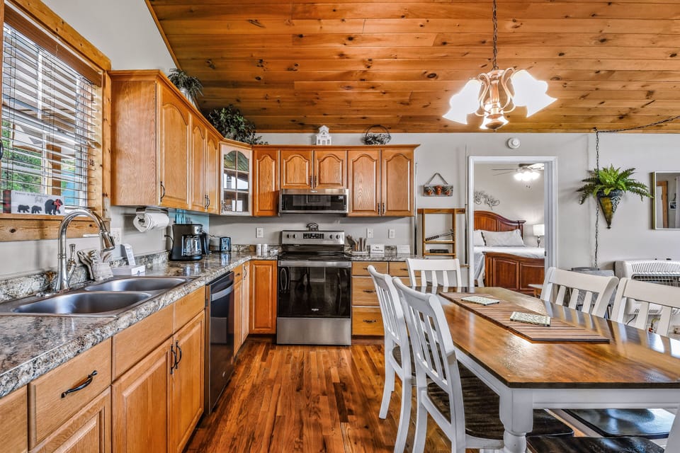 Cabin, 2 Bedrooms | Private kitchen | Fridge, oven, coffee/tea maker, toaster