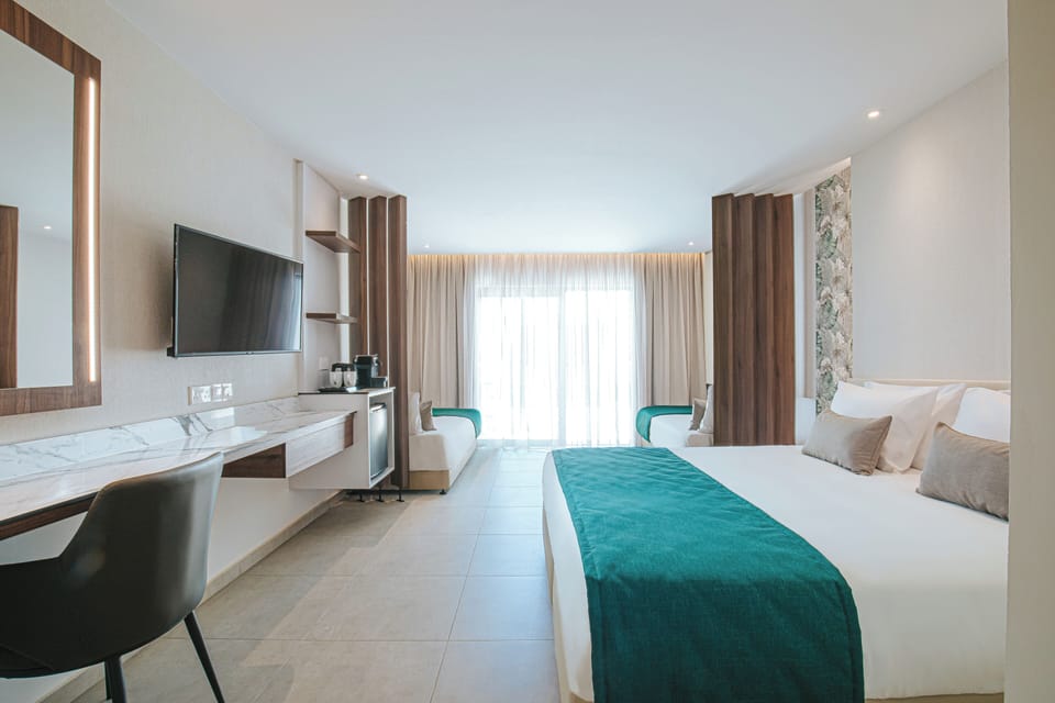 Minibar, free WiFi, bed sheets