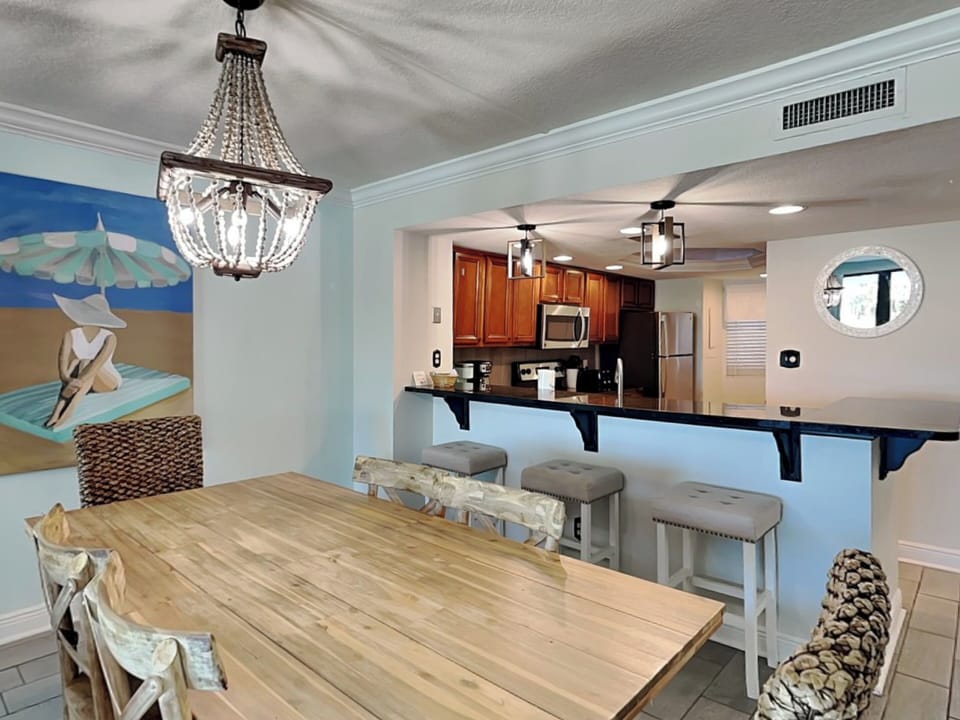 Dining Area - Additional Seating at Breakfast Bar