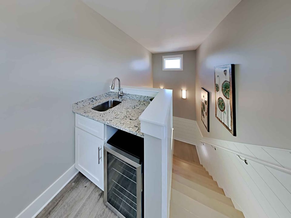 Wet Bar, Third Floor