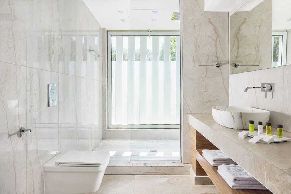 Shower, rainfall showerhead, free toiletries, hair dryer