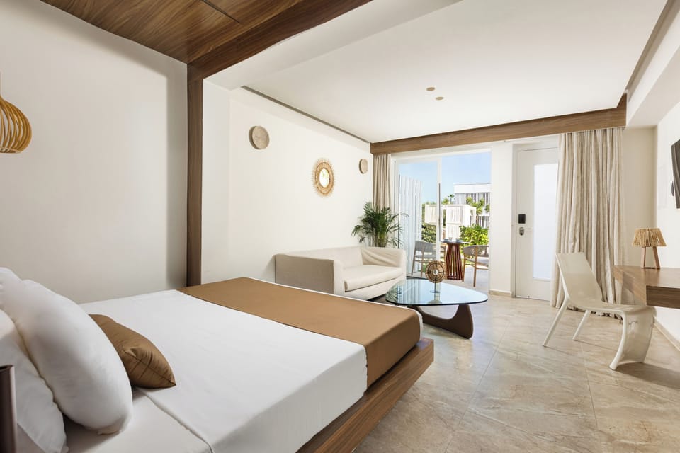 Double Pool View | In-room safe, desk, blackout drapes, soundproofing