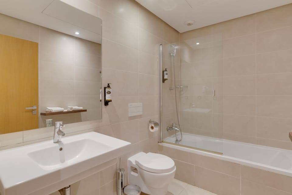 Shower, free toiletries, bathrobes, slippers
