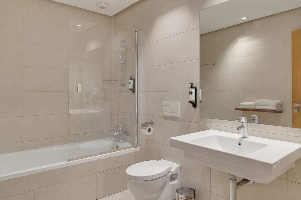 Suite | Bathroom | Shower, free toiletries, bathrobes, slippers