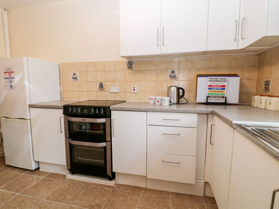 Cottage | Private kitchen | Fridge, microwave, dishwasher, electric kettle