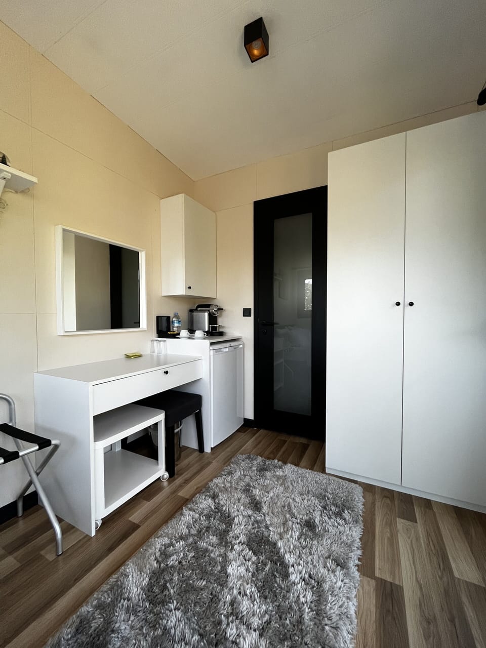 Basic Room, 1 Double Bed, Non Smoking, Garden View | Free minibar, in-room safe, bed sheets