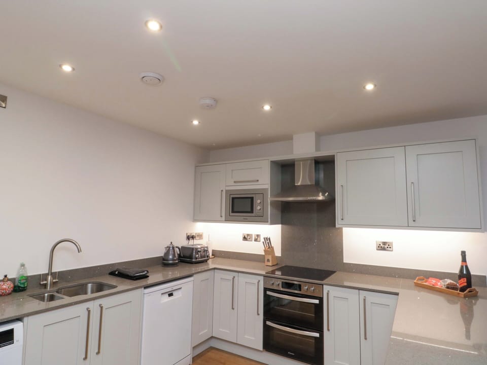 Cottage | Private kitchen | Fridge, microwave, dishwasher, electric kettle
