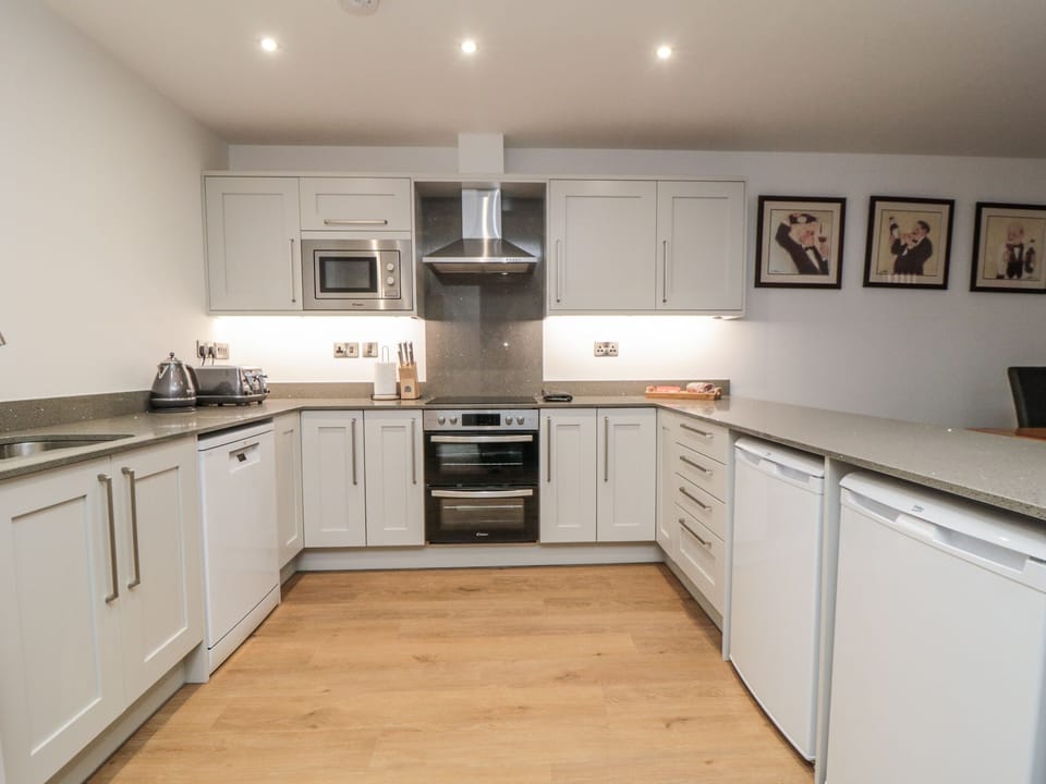 Cottage | Private kitchen | Fridge, microwave, dishwasher, electric kettle