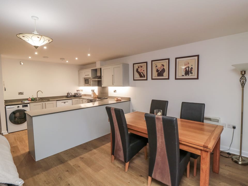 Cottage | Dining