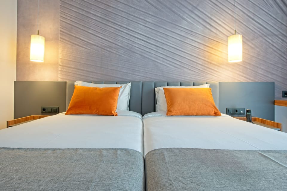Twin Room | In-room safe, desk, laptop workspace, blackout drapes