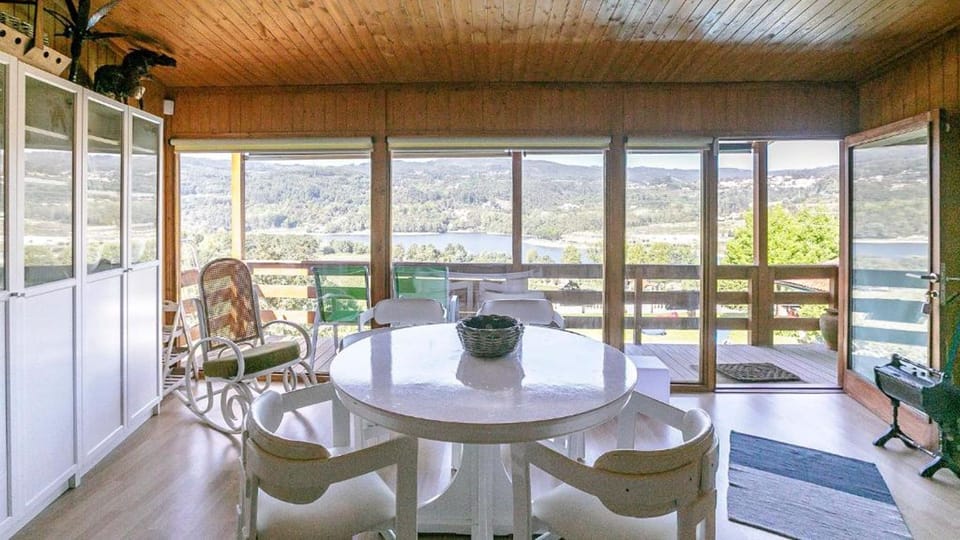 Bright and inviting dining space with sweeping views over the Tâmega River — perfect for slow breakfasts or sunset dinners.
#RiverView #NatureRetreat #CozyDining #NorthernPortugal