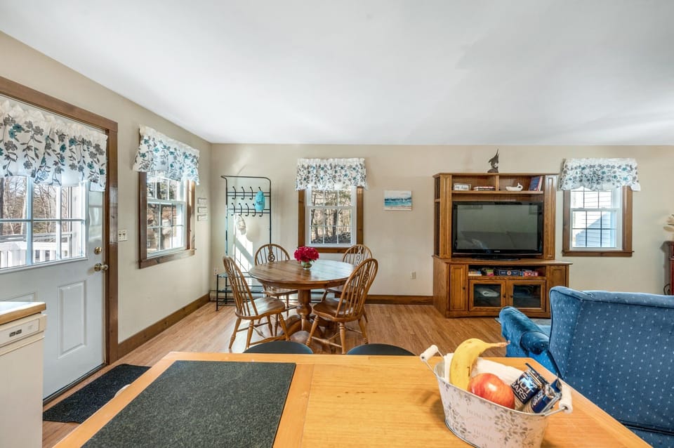 Flooring, Chair, Furniture, Living Room, Room