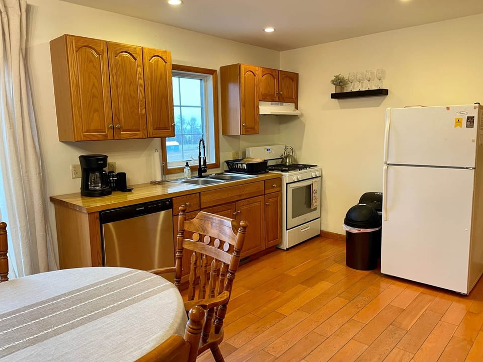 FULLY EQUIPPED KITCHEN W GAS BURNERS