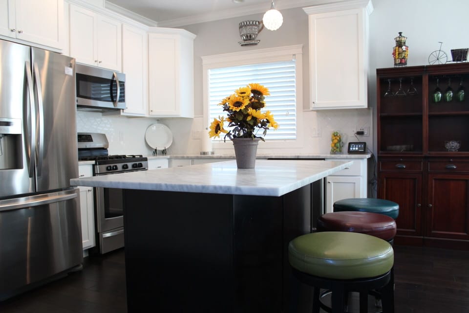 Kitchen, open plan w dining & living area; Carrera marble counters & island