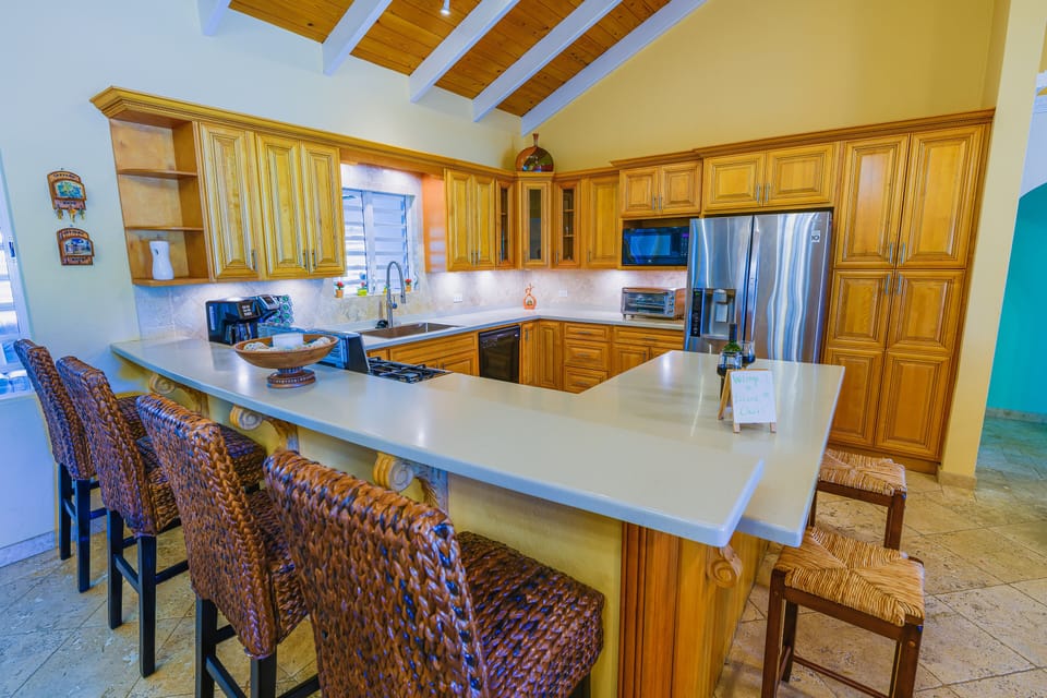 Kitchen (w/additional dining seat)