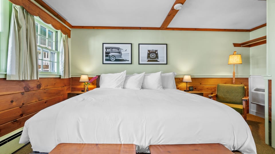 Standard Room, 1 King Bed | Desk, iron/ironing board, free WiFi, bed sheets