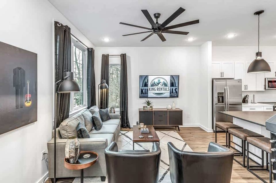 Spacious living space on Level 2 with TV and kitchen access