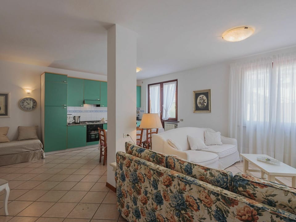 Picture Frame, Couch, Property, Furniture, Building, Table, Azure, Window, Living Room, Comfort