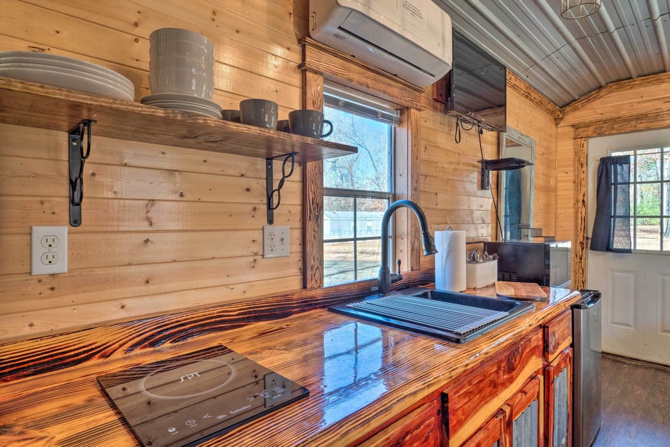 Kitchen | Paper Towels/Trash Bags Provided