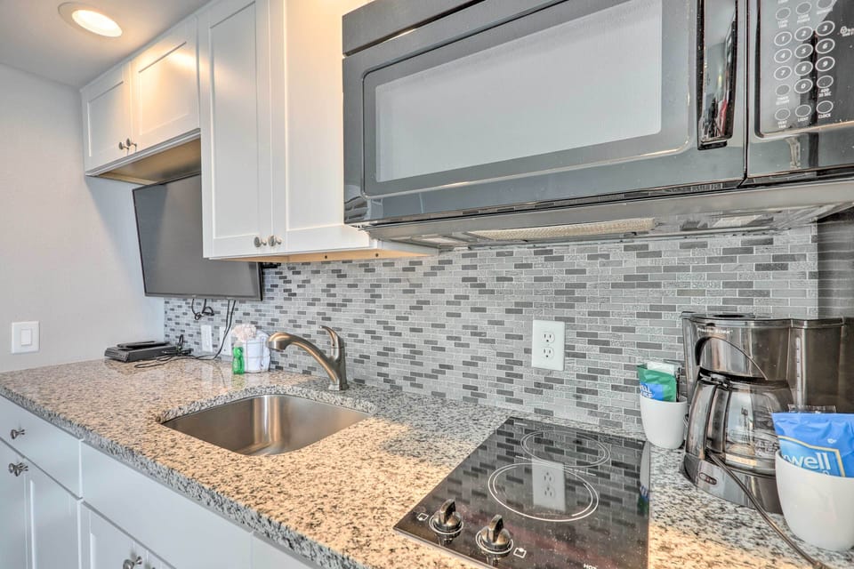Kitchenette | Dishware/Flatware