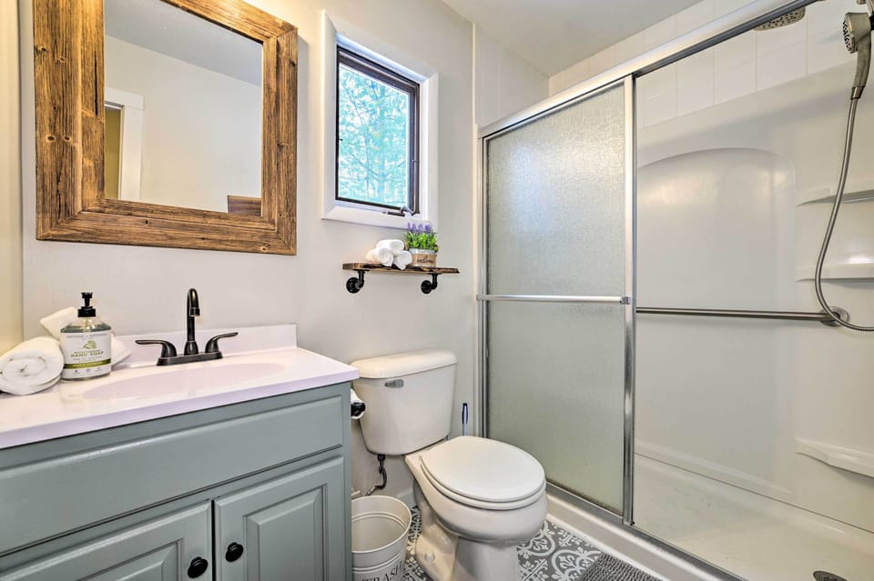 Full Bathroom | Towels Provided