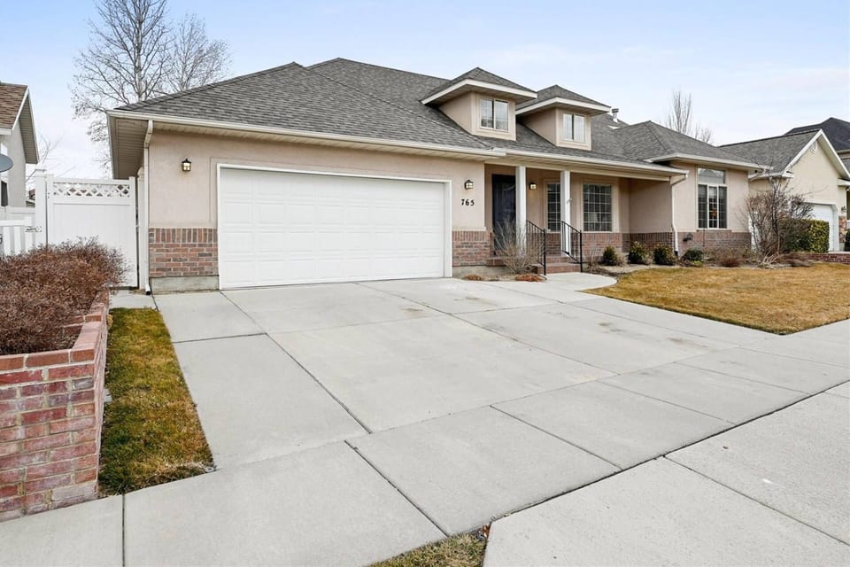 Driveway can fit 2 Cars Comfortably